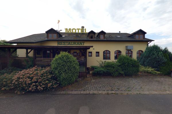 HANGRY FARM Restaurant