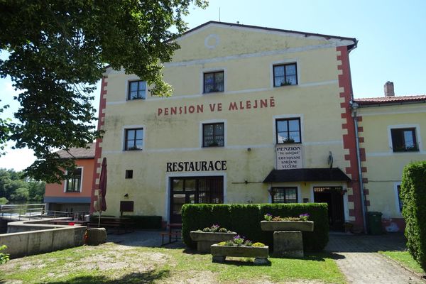 Restaurace - vinárna Ve Mlejně