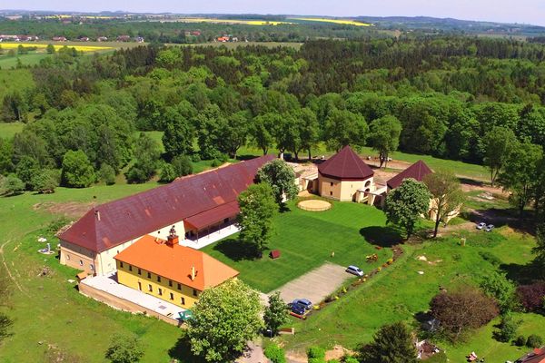 Restaurace Zámecký dvůr Černousy