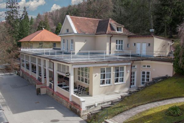Divadelní restaurace a kavárna
