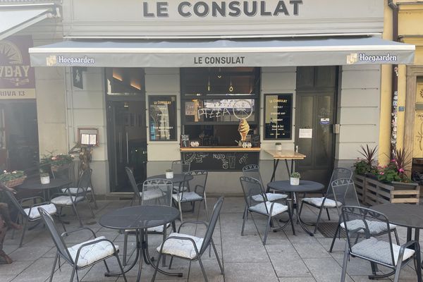 Le Consulat - Food &amp; Drink